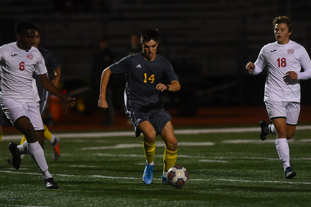Lucas Godon protects the ball